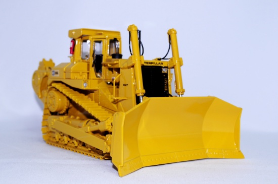Caterpillar D9L Bulldozer with Ripper - 1:48