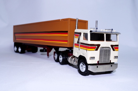 Freightliner COE w/ Van Trailer