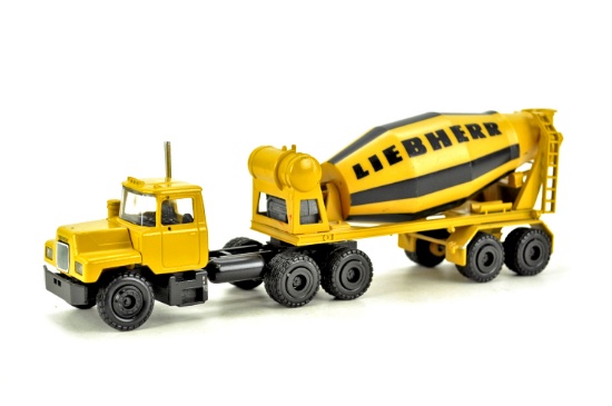 Mack R Model Cement Mixer - Liebherr