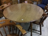 Very Nice Round Kitchen Table w/ 2 Leaves
