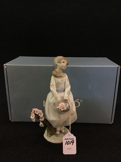 Lladro Figurine "A Walk Through Blossoms"