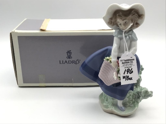 Lladro Pretty Pickings Figurine #05222 w/ Box