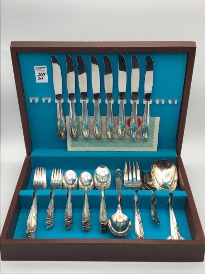 8 Piece Setting of WM Rogers Extra Plate Flatware