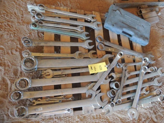 LOT: Wrenches, Socket Set