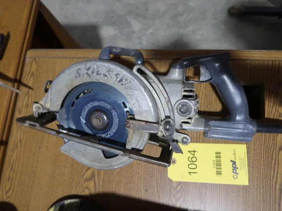 LOT: 7-1/4 in. Skilsaw, with New Blades