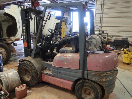 Toyota 6000 lb. LP Forklift Model 02-6FGU30, Pneumatic Tires, 2-Stage Mast (needs repair)