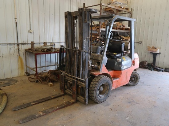 Toyota 5000 lb. (est.) LP Forklift Model 7FGU25, S/N 70012, Pneumatic Tires, Triple Mast, 48 in.