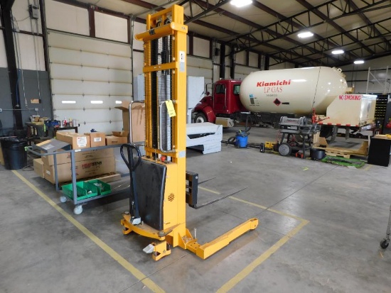 2021 U-Line H5440 2200 Lb. Capacity 12 Volt Straddle Stacker w/Onboard Charger (LOCATED IN GREEN