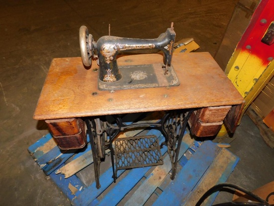 Vintage Singer Sewing Machine (LOCATED IN MAIN BLDG.UPPER LEVEL)