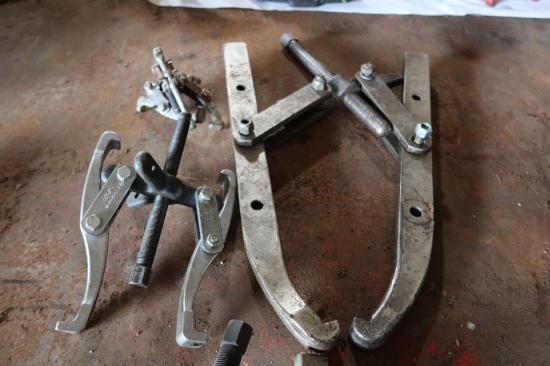 LOT: (4) Assorted Gear Pullers (LOCATED AT: 6810 Irvington Blvd., Houston, TX 77022)