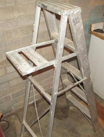 ALUMINUM LADDER - 5FT