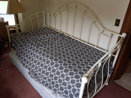 Metal Frame Day Bed 82"