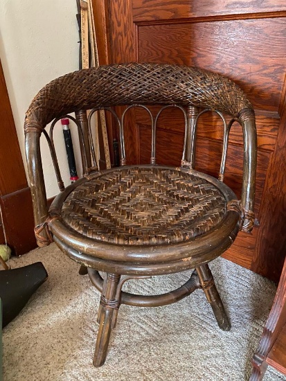 Wicker Swivel Chair 27x21"