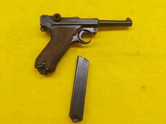 German Lugar 1942, 9 mm Pistol with 1 Extra Magazine SN8647 Not Matching