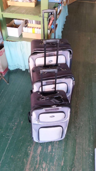 US Traveler 3 piece soft side luggage set on rollers (largest 17"x13"x30")