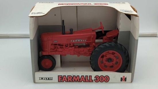 Ertl IH Farmall 300 Tractor 1:16