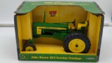 Ertl John Deere 520 tractor 1:16