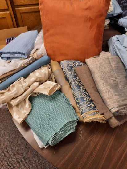 FABRIC LOT WITH PILLOW-A