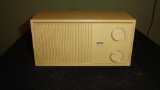 RCA SOLID STATE MODEL R28200N PLASTIC RADIO UNTESTED