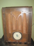 RCA MODEL BT 6-5 6 VOLT BATTERY OPERATED WOOD RADIO ON TESTED