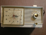 RCA VICTOR MODEL 6-C-5 CLOCK RADIO PLASTIC ? UNTESTED