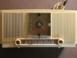 GENERAL ELECTRIC MODEL 547 CLOCK RADIO PLASTIC UNTESTED