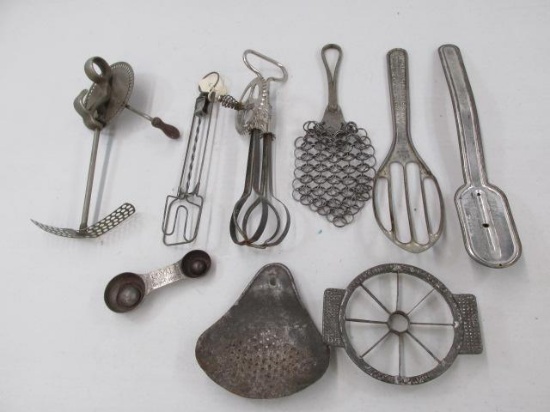 VINTAGE METAL KITCHEN UTENSILS