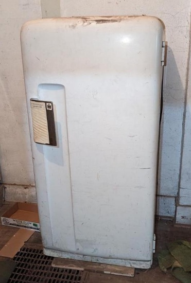 INTERNATIONAL HARVESTER VINTAGE REFRIGERATOR - WORKS