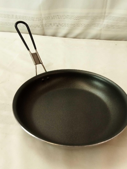 FOLDING FRYING PAN BY MIRRO 10"