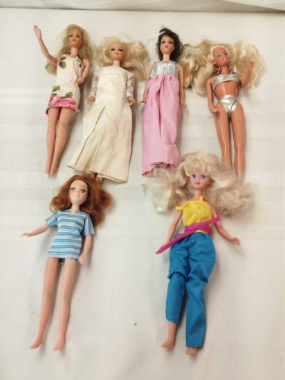BARBIE DOLLS AND ONE TALKING BARBIE (DOESN'T WORK)