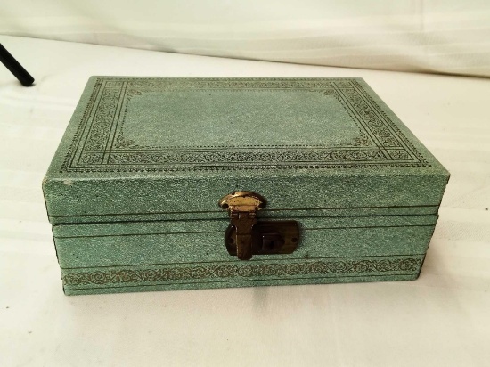 VINTAGE MUSIC/JEWELRY BOX DOES PLAY. KEY INCLUDED. 10"x7"