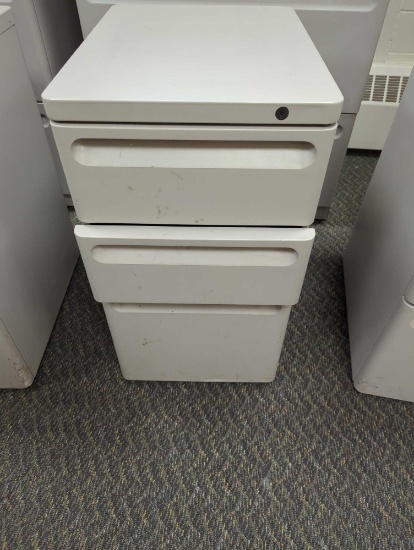 METAL 3 DRAWER FILE CABINET 143/4X 19 3/4 X26 1/2
