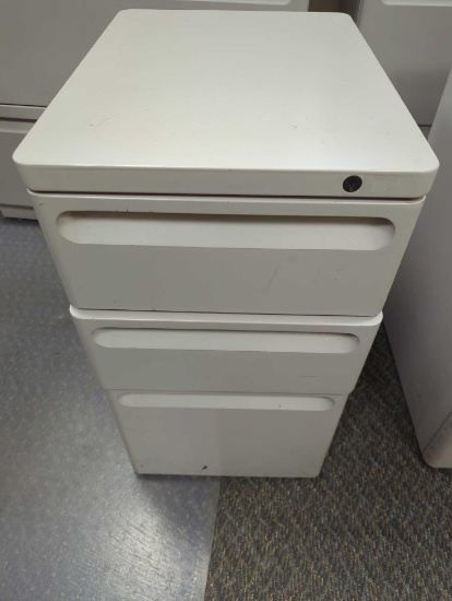 METAL 3 DRAWER FILE CABINET 143/4X 19 3/4 X26 1/2