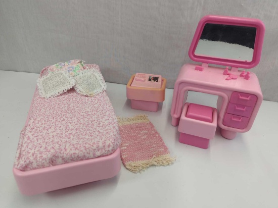 BARBIE BEDROOM SET INCLUDING VANITY W/ BENCH COMPUTER, BED W/ PILLOWS AND RUG