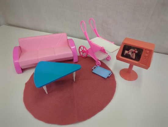 BARBIE LIVING ROOM SET INCLUDED COUCH, TABLE,TV, BEVERAGE CART, RUG