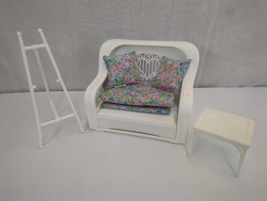BARBIE DREAM HOUSE1983 LOVESEAT, TABLE ,EASEL
