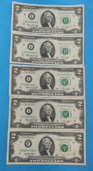 FIVE -1976 $2 - TWO DOLLAR BILLS LOT - 2 ARE CONSECUTIVE - 443-444