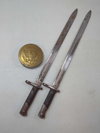 PAIR OF SPANISH BAYONETS MARKED ARTILLERIA AND ONE MARKED 94478 - INCLUDES ROUND DISPLAY PIECE