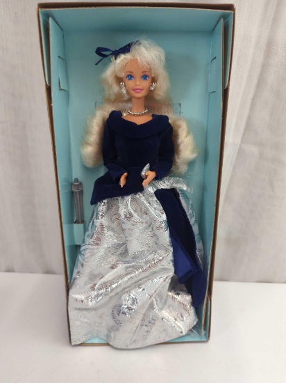 BARBIE DOLL AN AVON EXCLUSIVE WINTER VELVET CAUCASIAN F211621BARBIE IN BOX
