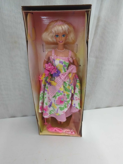 BARBIE DOLL AN AVON EXCLUSIVE 1996 SPRING PETAL BARBIE SECOND IN A SERIES CAUCASIAN BLONDE F199051