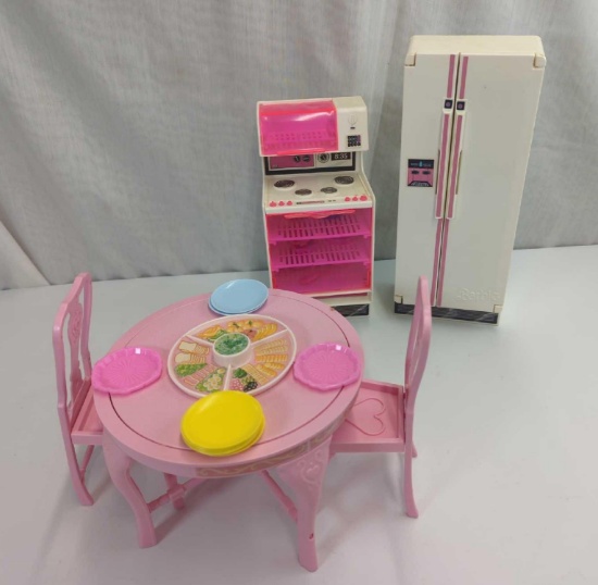 BARBIE REFRIGERATOR DOOR LOOSE , STOVE , TABLE & (2) CHAIRS WITH FOOD & PLATES
