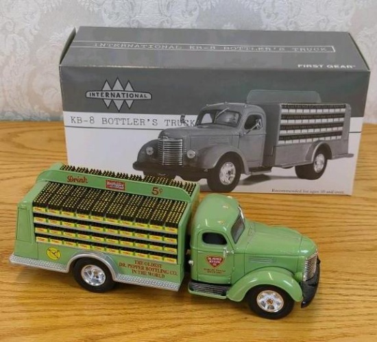 International KB-8 Bottler's Truck Diecast Model 1/34 Scale, Dr. Pepper