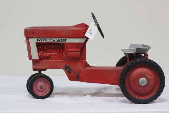 #123 1971 INTERNATIONAL 66 PEDAL TRACTOR