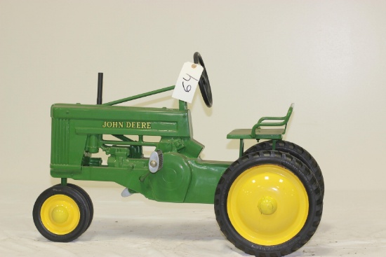 #64 1952 JOHN DEERE 60 TYPE 2 SMALL SEAT FORWARD PEDAL TRACTOR (RESTORED)