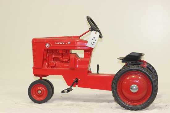 #67 1999 FARMALL  SUPER M NARROW FRONT CYCLE PLAIN PEDAL TRACTOR