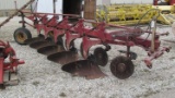 29-10 - INTERNATIONAL HARVESTER 720 5-BOTTOM PLOW