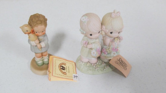 (2) Figurines Precious Moments: 5.5" To My Forever Friend (double), 1985, Hang on to Your Luck, 1987