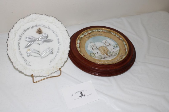 (2) FENTON COLLECTOR PLATES, ONE WITH FRAME (CHRISTMAS IN AMERICA #12)