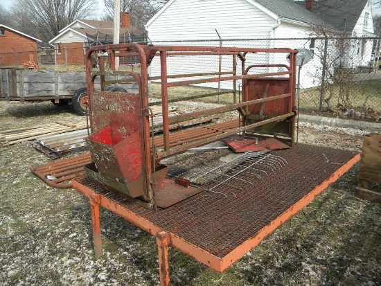 4-11: (4) ELEVATED FARROWING CRATES