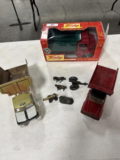 TONKA DUMP TRUCK IN ORIGINAL BOX, (2) ADDITIONAL DUMP TRUCKS